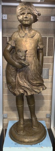 File:Girl with cat statue.jpg